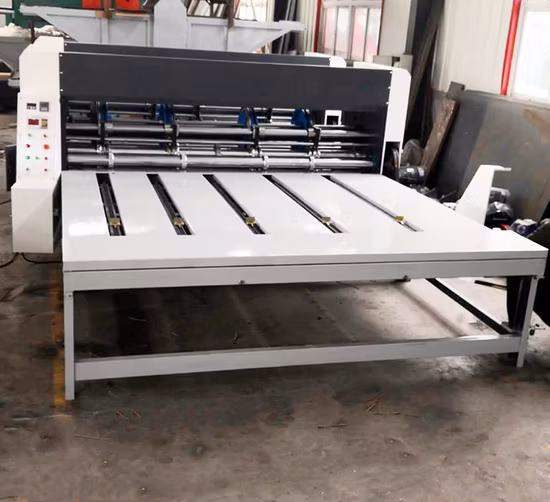 Rotationsschlitzmaschine für Kartonplatten mit Kettenzuführung