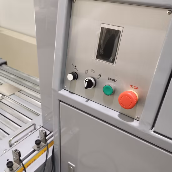 Automatische Umreifungsmaschine mit niedrigem Tisch von Sunpack und Rolle für die Verpackungslinie für Kühlschränke